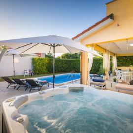 House with pool and whirlpool