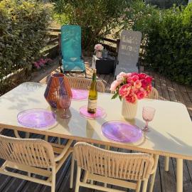 Quiet, cozy and central Beach Apartment with Pool &Terrasse, hotel v destinaci Lacanau
