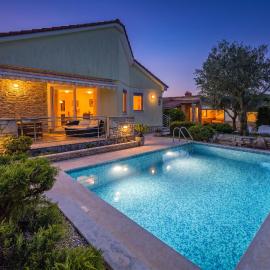 Villa Sole Istria near Pula for 7 people with jacuzzi and children playground, hotel in Marčana