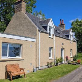 2-Bed Country Cottage Sleeps 5 & Pet Friendly