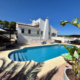 Wonderful villa with private pool summer kitchen, Hotel in El Tosalet