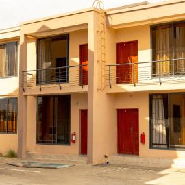 Stunning 2BR in Dar Beach, Dining, Transit Nearby apt 1, hotelli kohteessa Dar es Salaam