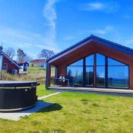Sea View House with Sauna & Hot Tub for 8、Augustenborgのホテル