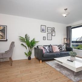 Stylish 2BR Flat Sleeps 4 with Parking Kinning Park