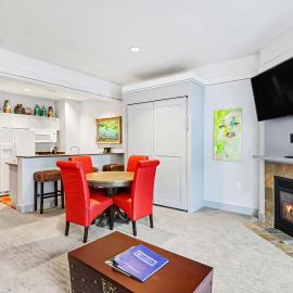 Cozy Lodge Suite 258 in Bay Harbor, MI—ideal for couples seeking a relaxing getaway., hotel di Petoskey