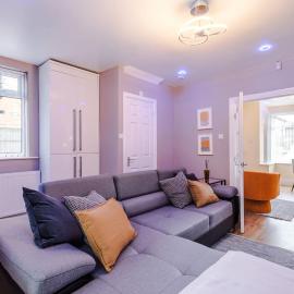 3 bed house Driveway Workspace Sleeps 7, hotell i Manchester