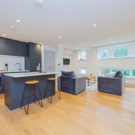 Parking - Modern - 2 Bedroom Apt - 5 Min to Centre