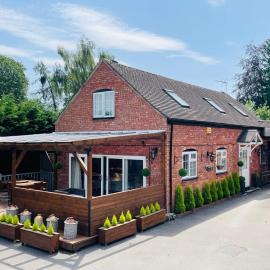 Adorable 2 bedroom countryside guesthouse, hotel in Broom