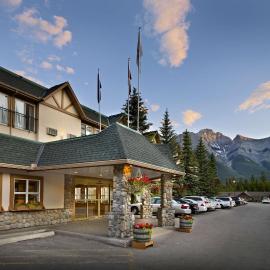 Coast Canmore Hotel & Conference Centre, отель в Канморе