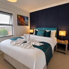 2 Bed Apartment Sleeps 6 Free Van Parking Walk To Weatherspoons, hotel in Bedford