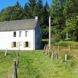 Maison accueillante à Saint-Gènes-Champespe + Vue sur le lac, hotel a Saint-Genès-Champespe