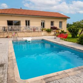 Villa spacieuse avec piscine privée à Saint-Laurent-de-Neste