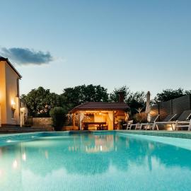 Villa HOPE, hotel u gradu Zmijavci