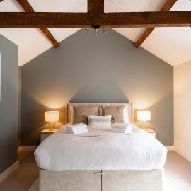Super Central - Quiet - 2 Bedroom Cottage
