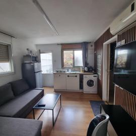 OSHER Simple house, hotel u gradu Naharija