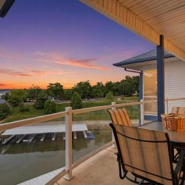 Boat Slip TopFloorLakeView Seasonal Pool Hot Tub, hotel in Lake Ozark