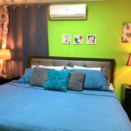 Spacious 3-Bedroom Apartment in Central Santo Domingo Este, hotel in Juan López