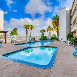 Beach View Balcony! Corpus Christi Condo w/ Pool, hotel a Corpus Christi