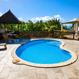 La Villa des Palmiers, hotel in Sainte-Suzanne