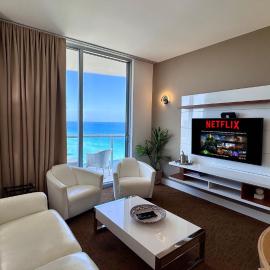 Luxury Penthouse Oasis - Oceanfront Views & Resort Perks, hotel v destinácii Sunny Isles Beach