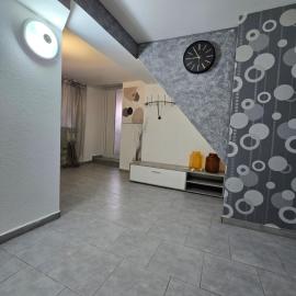 Aura-City-Apartment-Colorful & Central Stay โรงแรมในHessisch Lichtenau