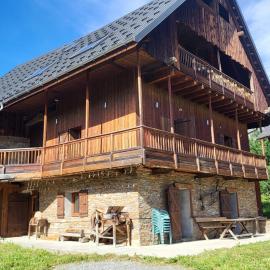 Appartement rénové dans chalet au cœur du vieux village, hotel in Saint-Jean-dʼArves