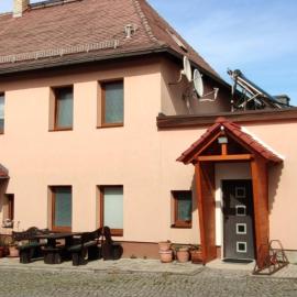 Ferienhaus & Ferienwohnungen auf einem rustikalen 3 Seitenhof, hotel i Göda