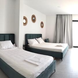 Kos-Takis Suites & Apartments, hotel sa Himare