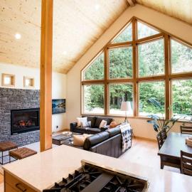 Church Mountain View Chalet, hotel em Glacier