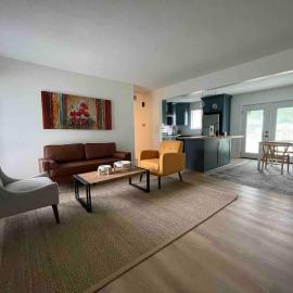 Stylish 2BR Near hwy Advent HealthDowntown OP, hotelli kohteessa Overland Park