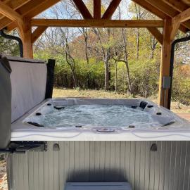 Tranquil 3BR Wooded Yard Hot Tub EV Plug: Mission şehrinde bir otel