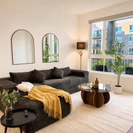 Bright Condo 10 Min from Disneyland With Pool & GYM，聖安娜的飯店