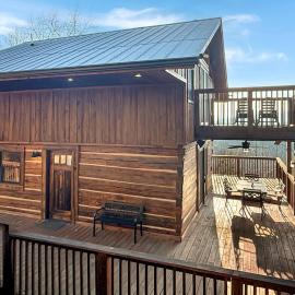 Bear Cove - rustic mountainside cabin with incredible view, hôtel à Bryson City