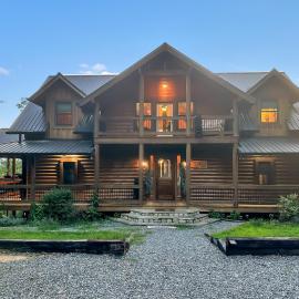 Tipsy Bear Lake House - Luxury Log home in premiere gated community