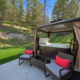 Cozy Cabin w Private Hot Tub and Fire Pit โรงแรมในSomers