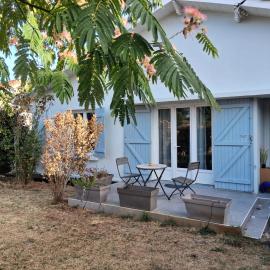 Maison proche bassin et océan, hotel in Arès
