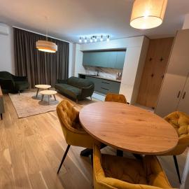 Luxury Central Monarch Residence Apartment Sleeps 5, отель в Тимишоаре