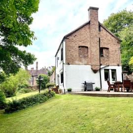 3 bedroom house in Ironbridge with river views