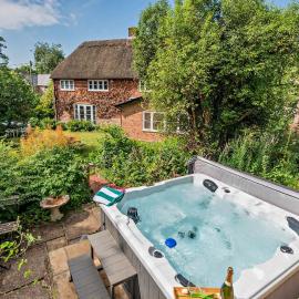 Pear Tree Cottage Thatched 4 Bed Luxury Home with Hot Tub, hotel u gradu 'Whitsbury'