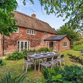 Pear Tree Cottage Thatched 4 Bed Luxury Home with Hot Tub
