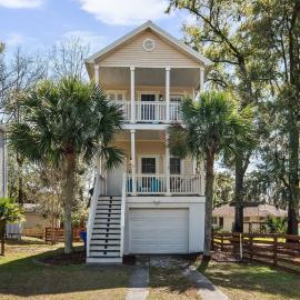 Charleston 3BR Home · 3 Baths · Porches · Dogs OK, hotel in Charleston