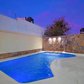 The Poolside Suite Downtown Access free parking on street