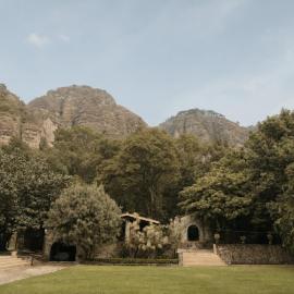Bajo La Montaña