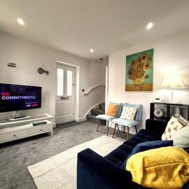 2 Bedroom House - Private Parking, viešbutis mieste Sandbachas