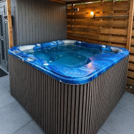 Cozy wellness chalet and private garden with jacuzzi sauna and outdoor bath between Amsterdam Haarlem and Schiphol Airport، فندق في Vijfhuizen