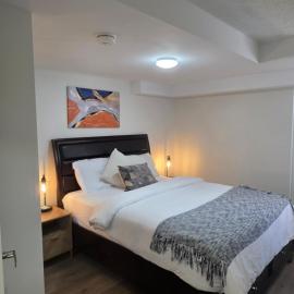 Modern 1 Bedroom Suite, Prime Location, hotel di Caledon