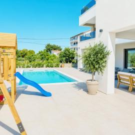 Villa Sofia - Pool and Rooftop Jacuzzi