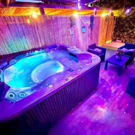 Private wellnes lodge with jacuzzi ,sauna and garden between Amsterdam Haarlem and Schiphol Airport