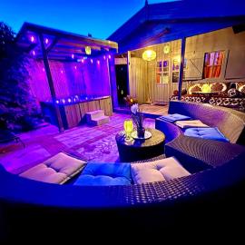 1001 Nights Luxury Spa Oasis with private jacuzzi sauna and garden between Amsterdam Haarlem and Schiphol Airport: Vijfhuizen şehrinde bir otel