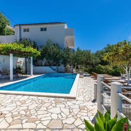 Apartments with swimming pool Mimice, Omis - 27510